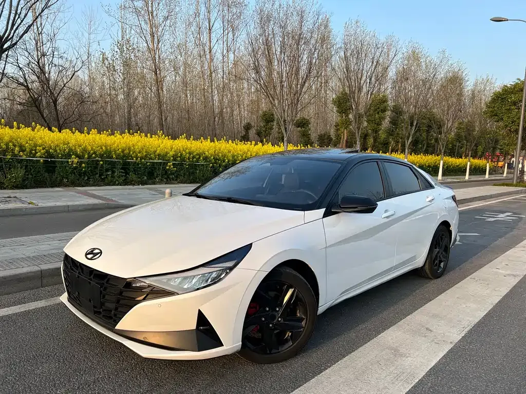 Hyundai Elantra — фото 1