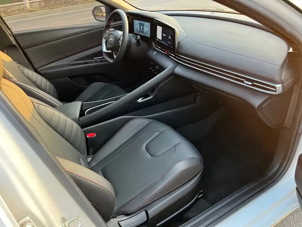 Hyundai Elantra — фото 2