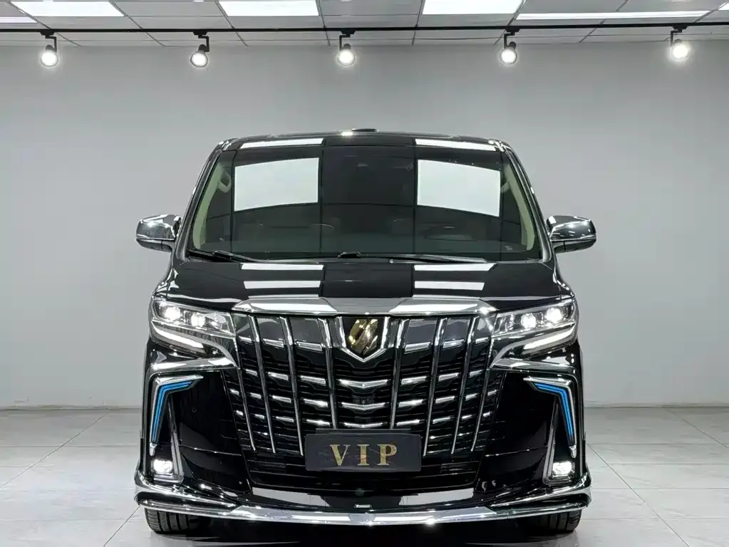 Toyota Alphard — фото 1