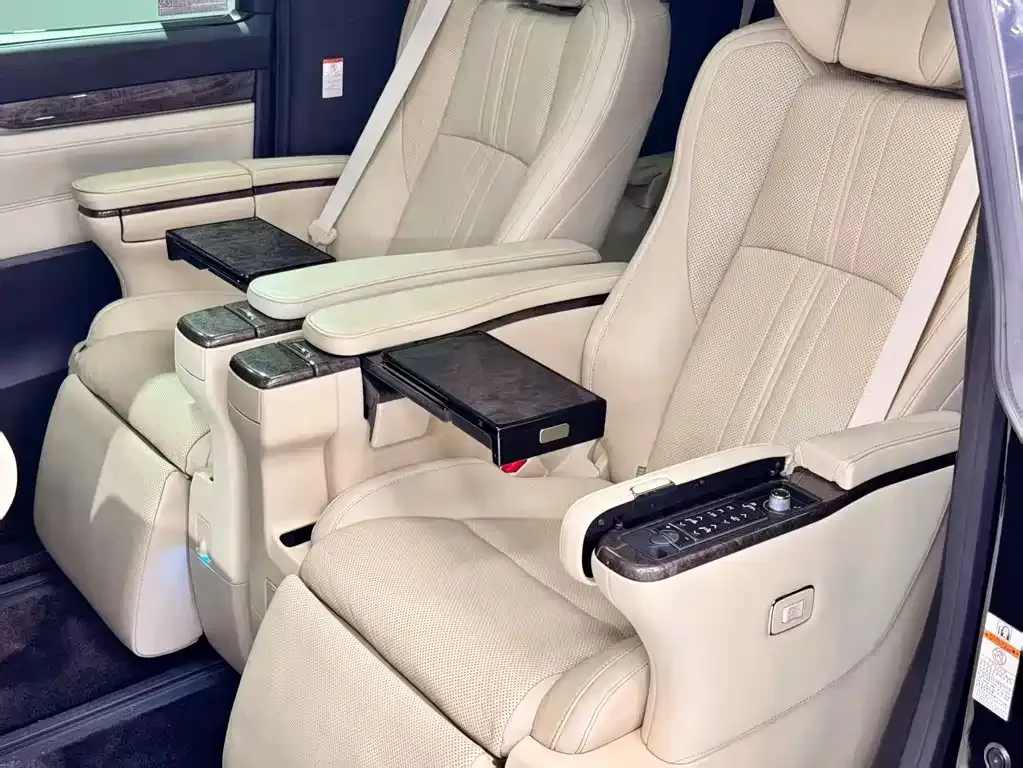 Toyota Alphard — фото 8