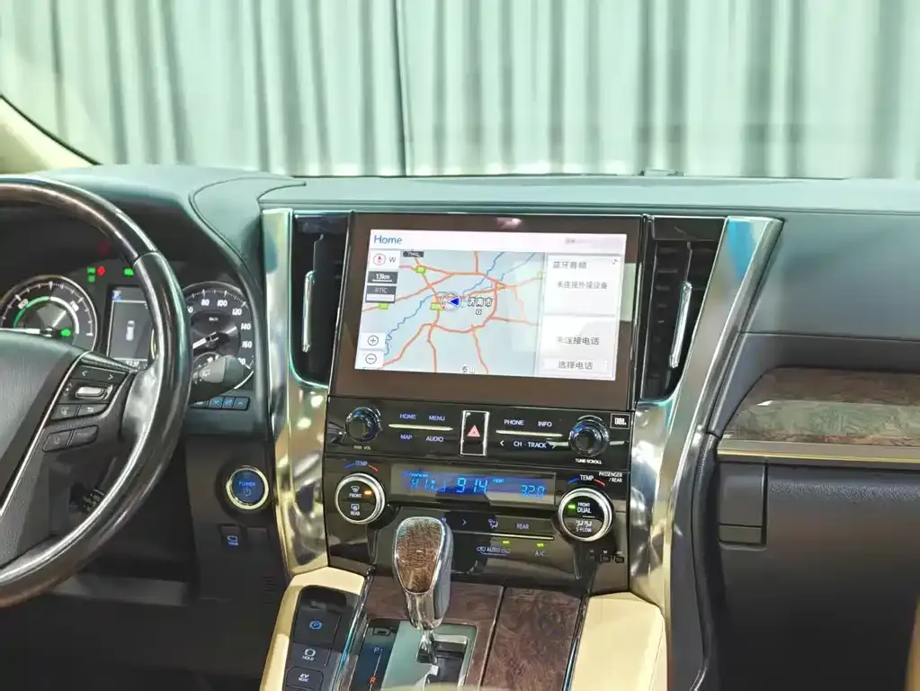 Toyota Alphard — фото 4