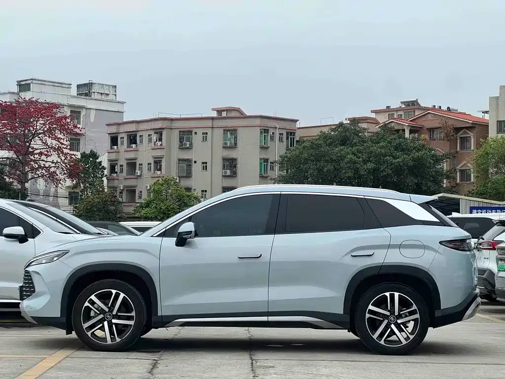 BYD L DM-i — фото 9