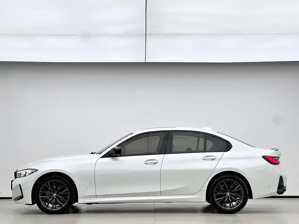 BMW 3 Series 2023 из CN, фото 2