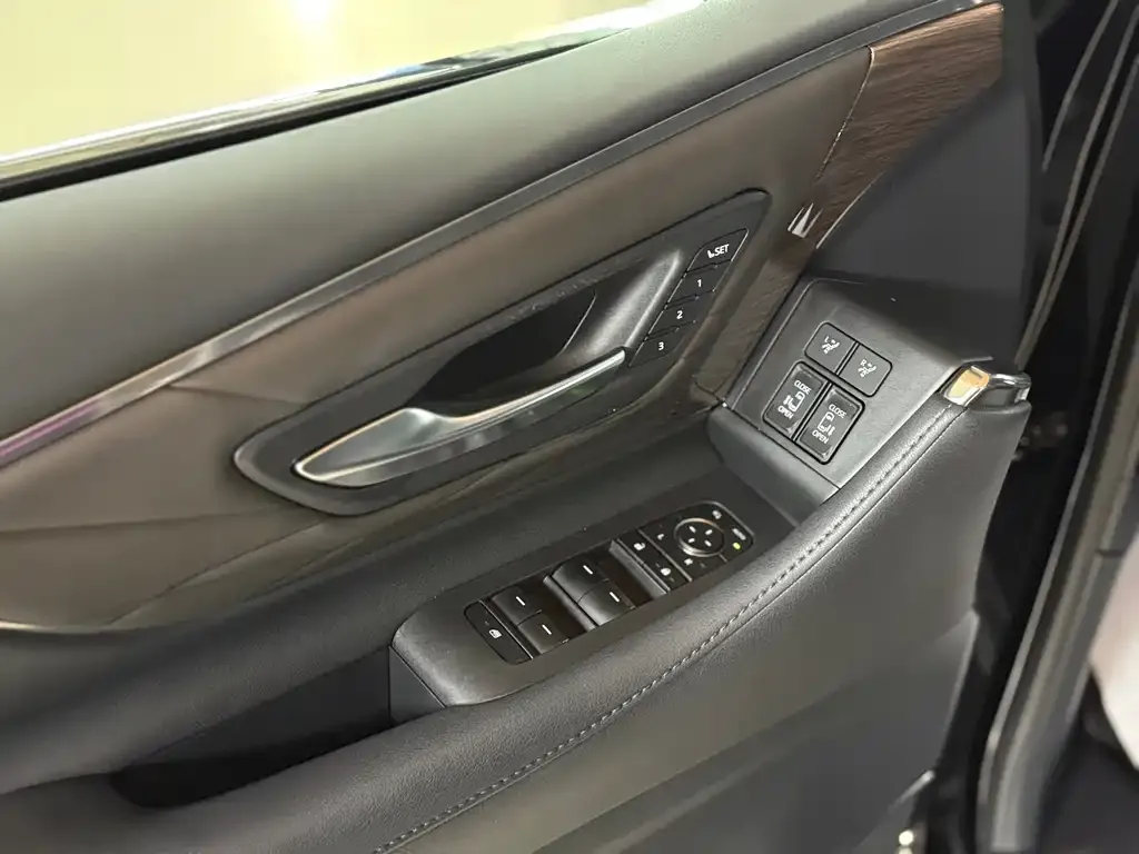 Toyota Alphard — фото 2
