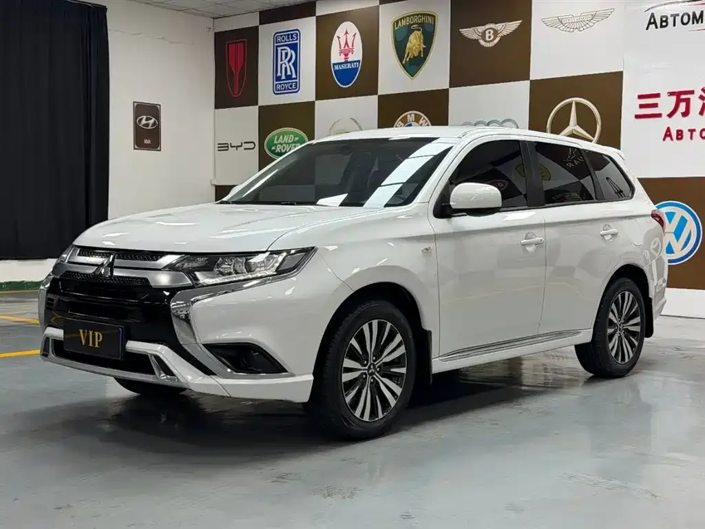 Mitsubishi Outlander — фото 1