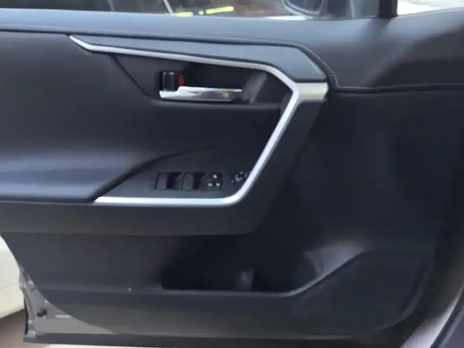 Toyota RAV4 — фото 3
