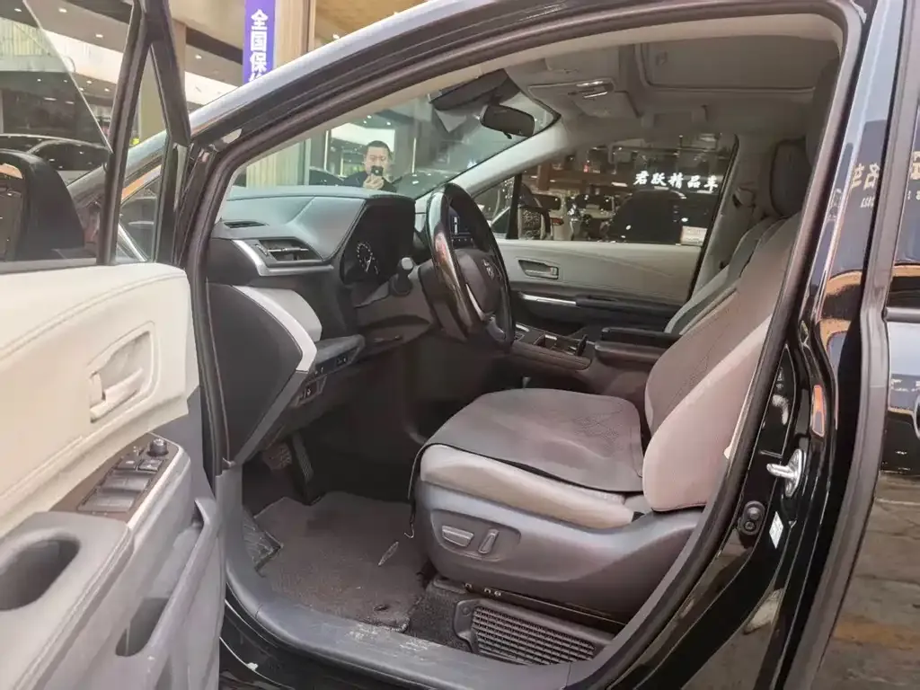 Toyota Sienna — фото 2