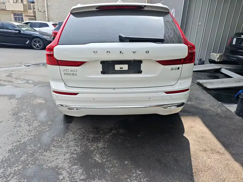Volvo XC60 — фото 10