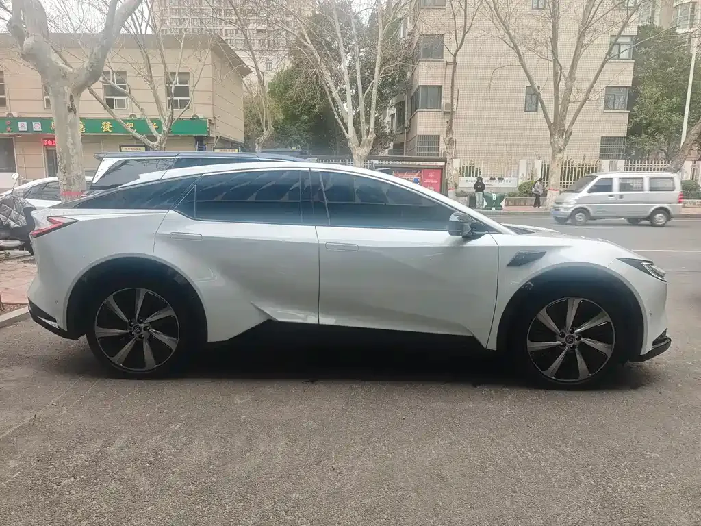 Toyota bZ5 — фото 10