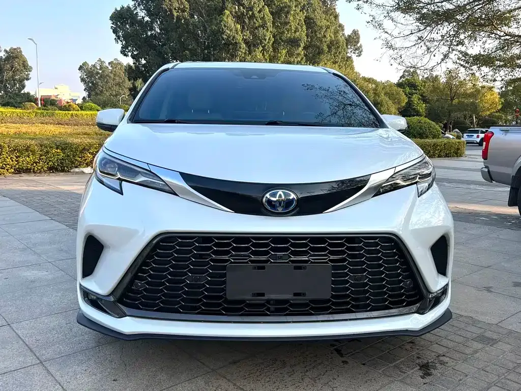 Toyota Granvia 2023 из CN, фото 9