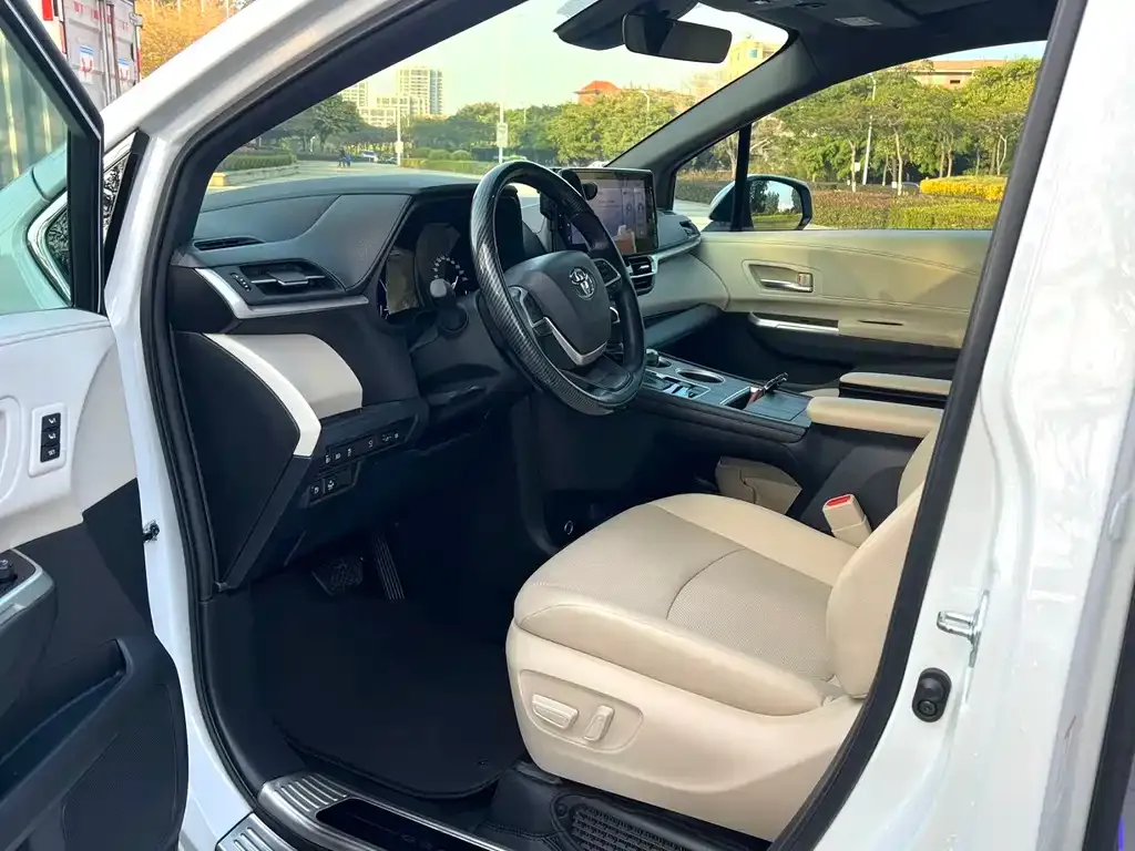 Toyota Granvia 2023 из CN, фото 4