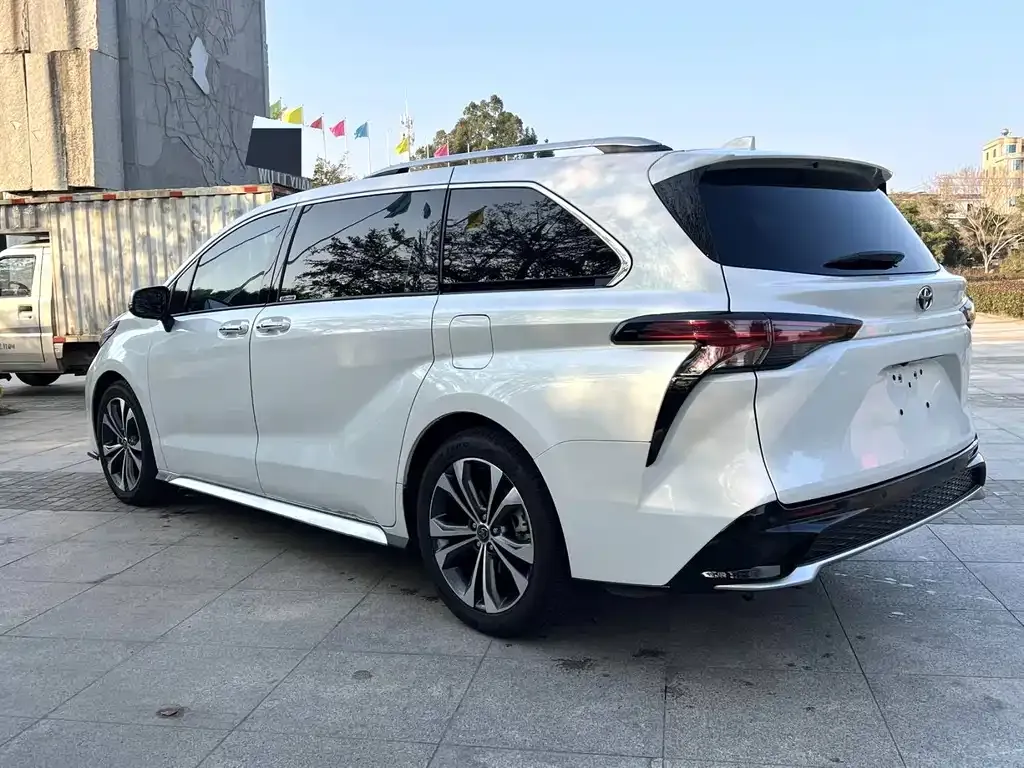 Toyota Granvia 2023 из CN, фото 5