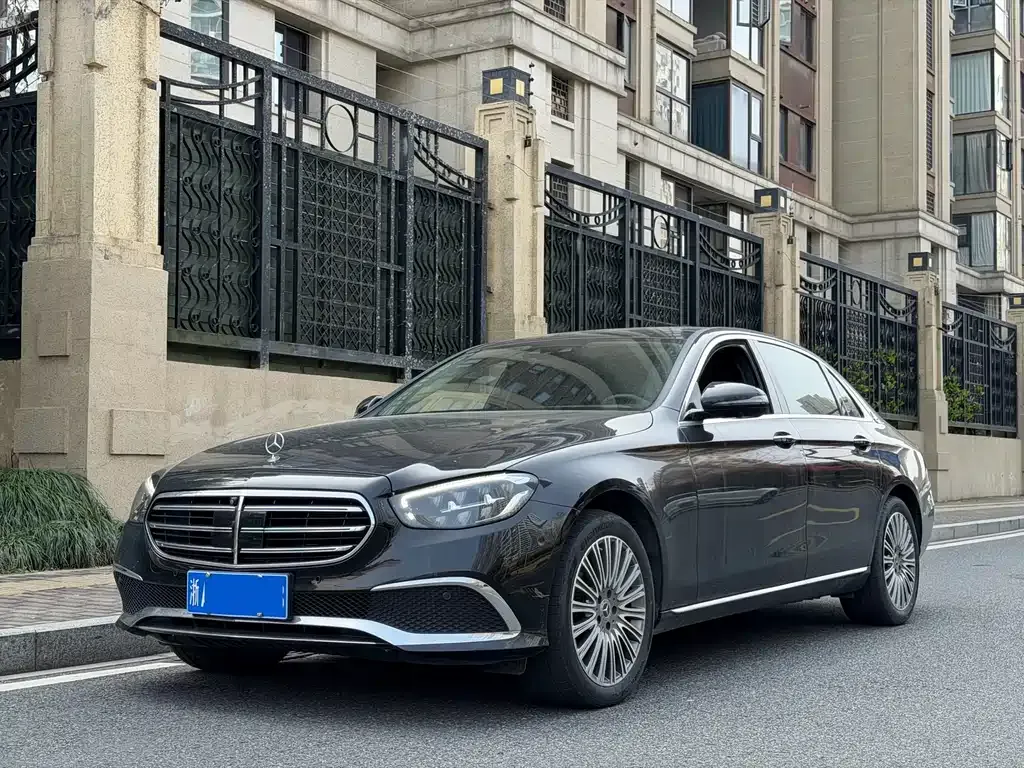 Mercedes-Benz E-Class — фото 1