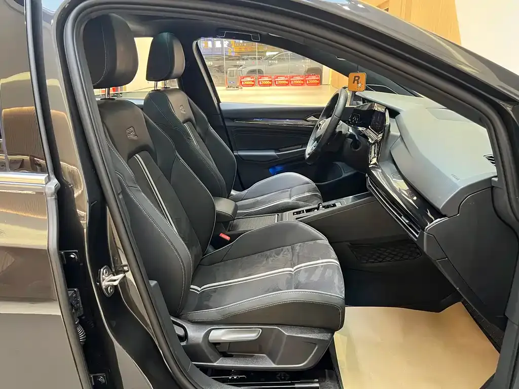 Volkswagen Golf 2024 из CN, фото 8