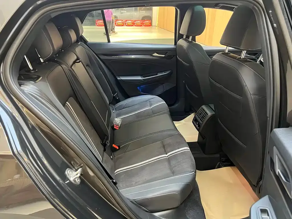 Volkswagen Golf 2024 из CN, фото 9