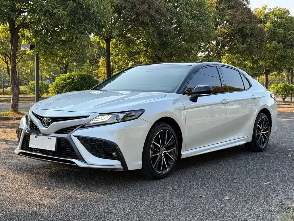 Toyota Camry — фото 1