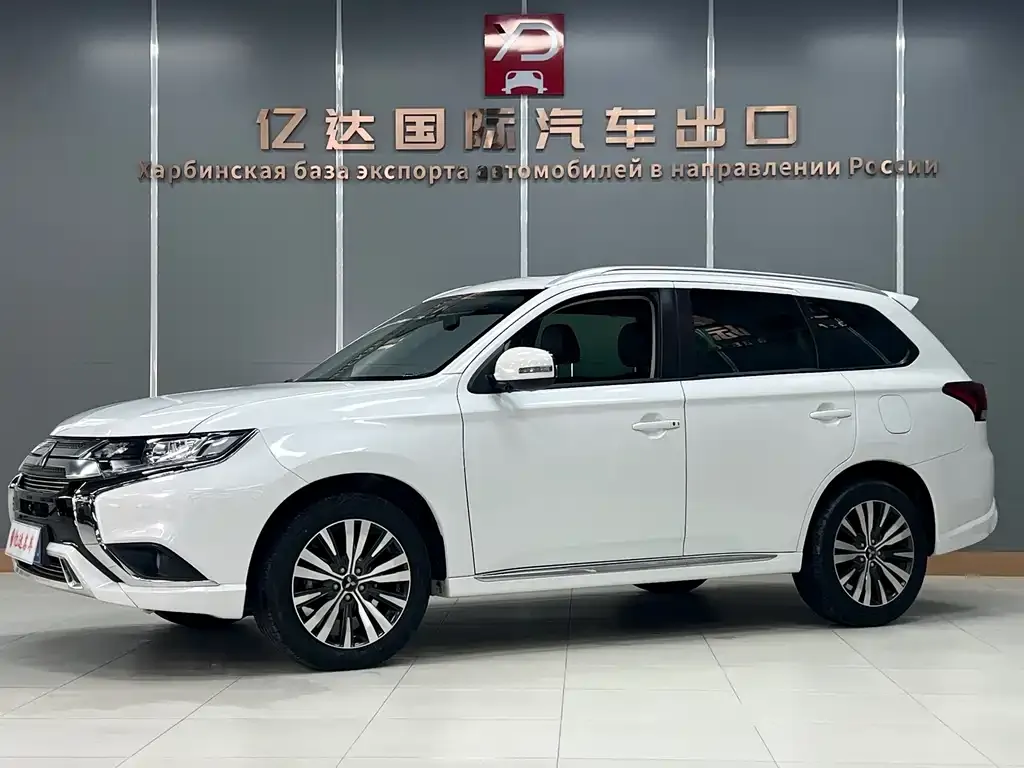 Mitsubishi Outlander — фото 1