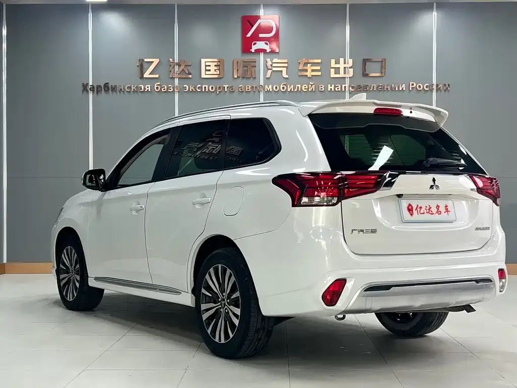 Mitsubishi Outlander — фото 10