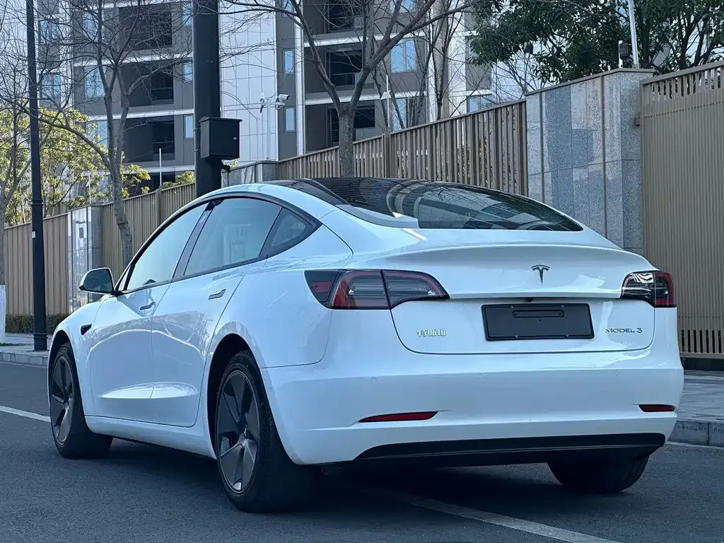 Tesla Model 3 — фото 10