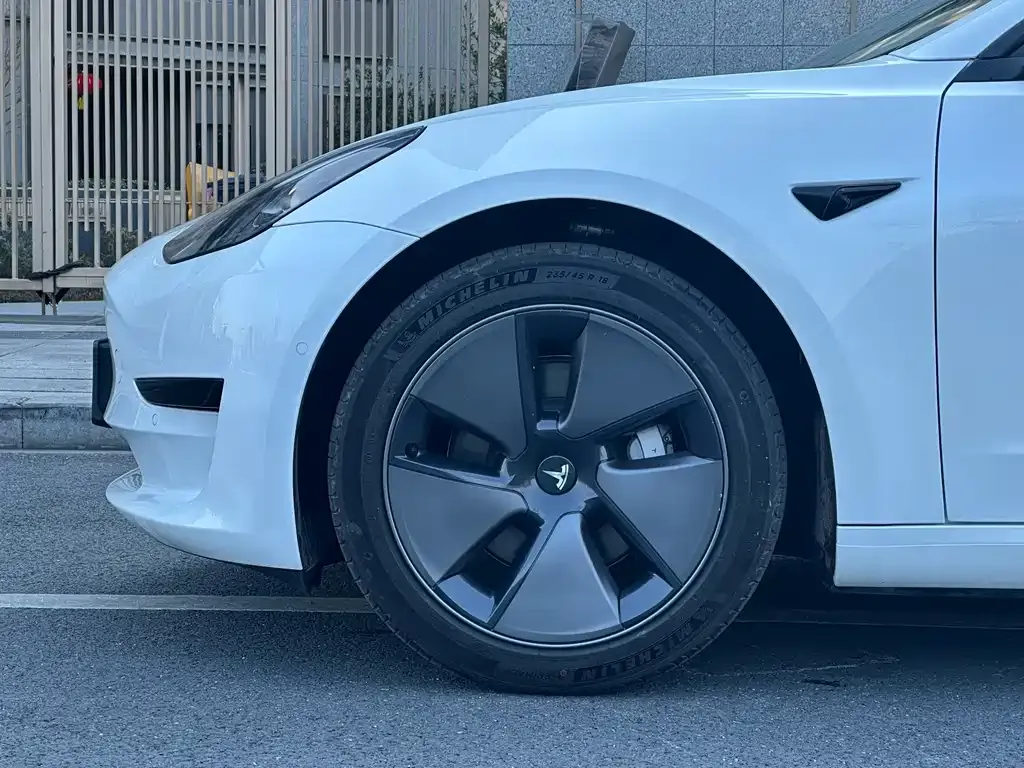 Tesla Model 3 — фото 7