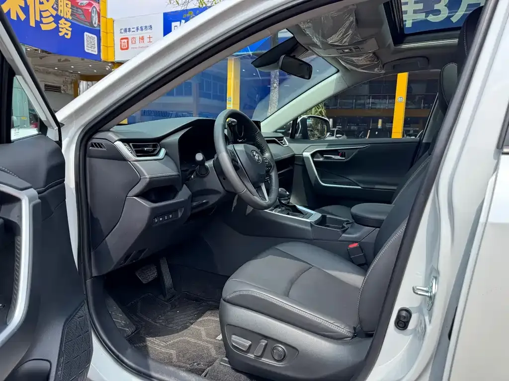 Toyota RAV4 — фото 4