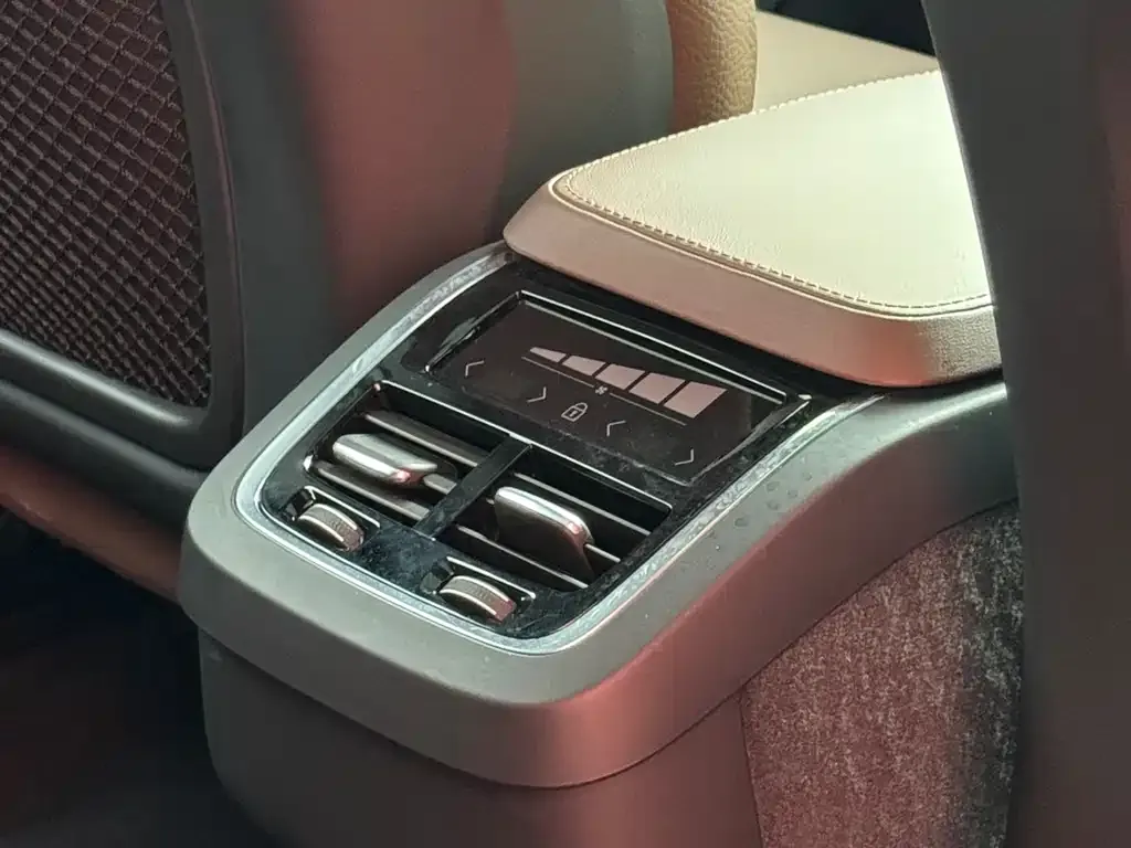 Volvo XC90 2024 из CN, фото 4