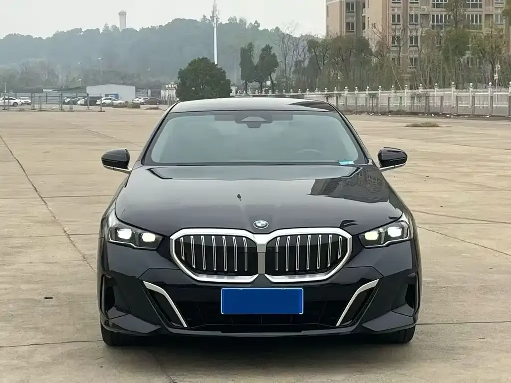 BMW 5 Series — фото 1