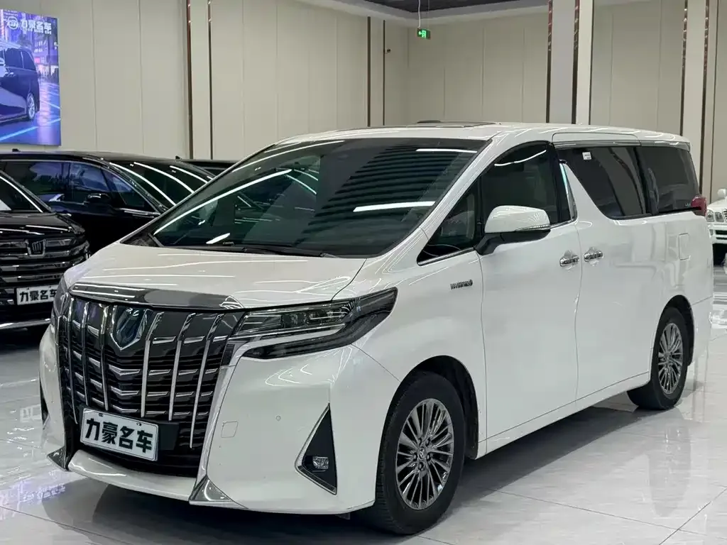 Toyota Alphard — фото 1