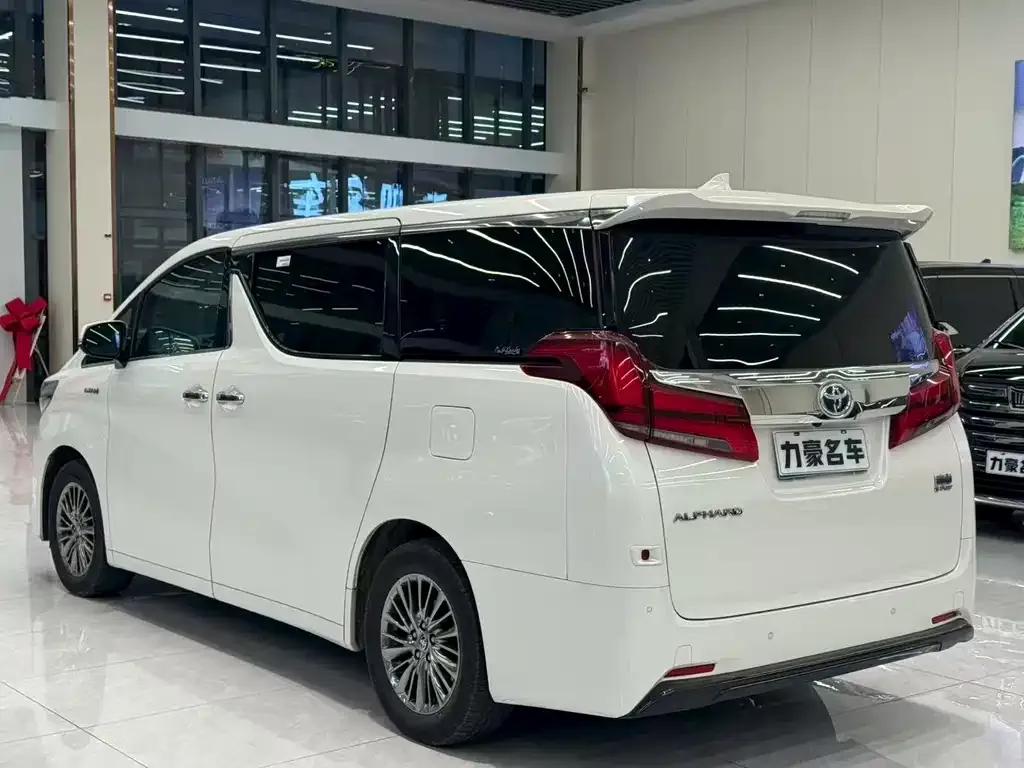 Toyota Alphard — фото 5