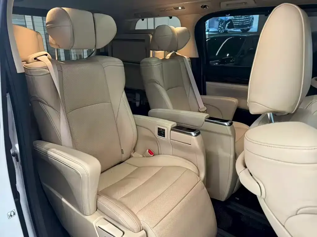 Toyota Alphard — фото 10