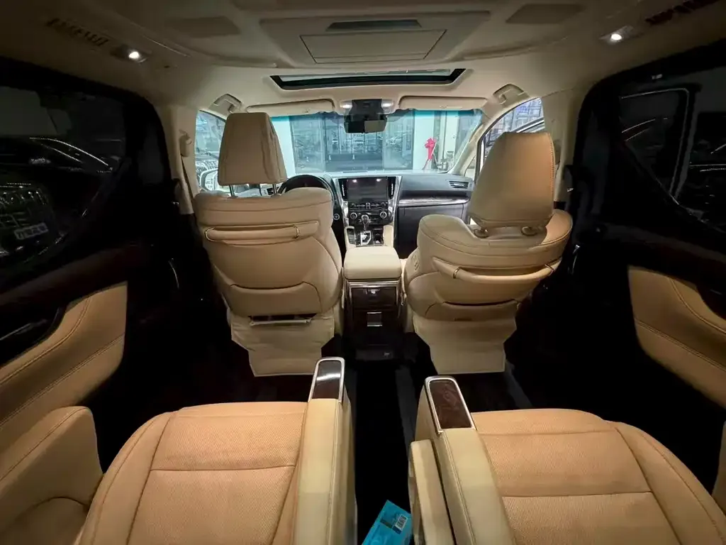 Toyota Alphard — фото 2