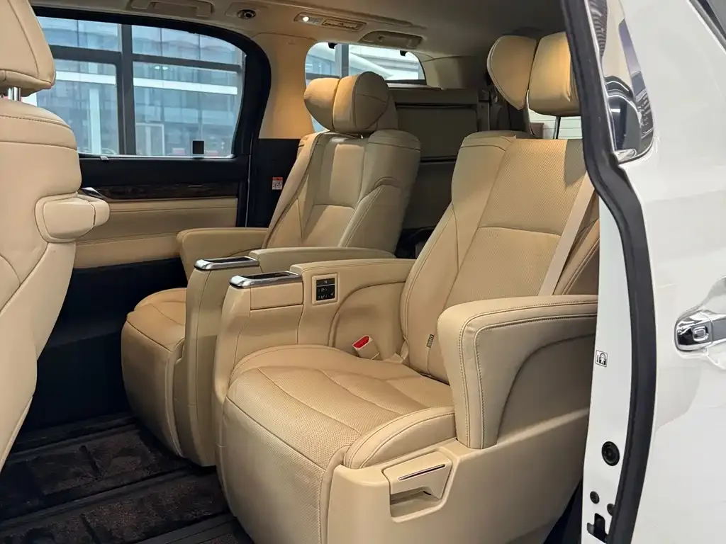 Toyota Alphard — фото 4