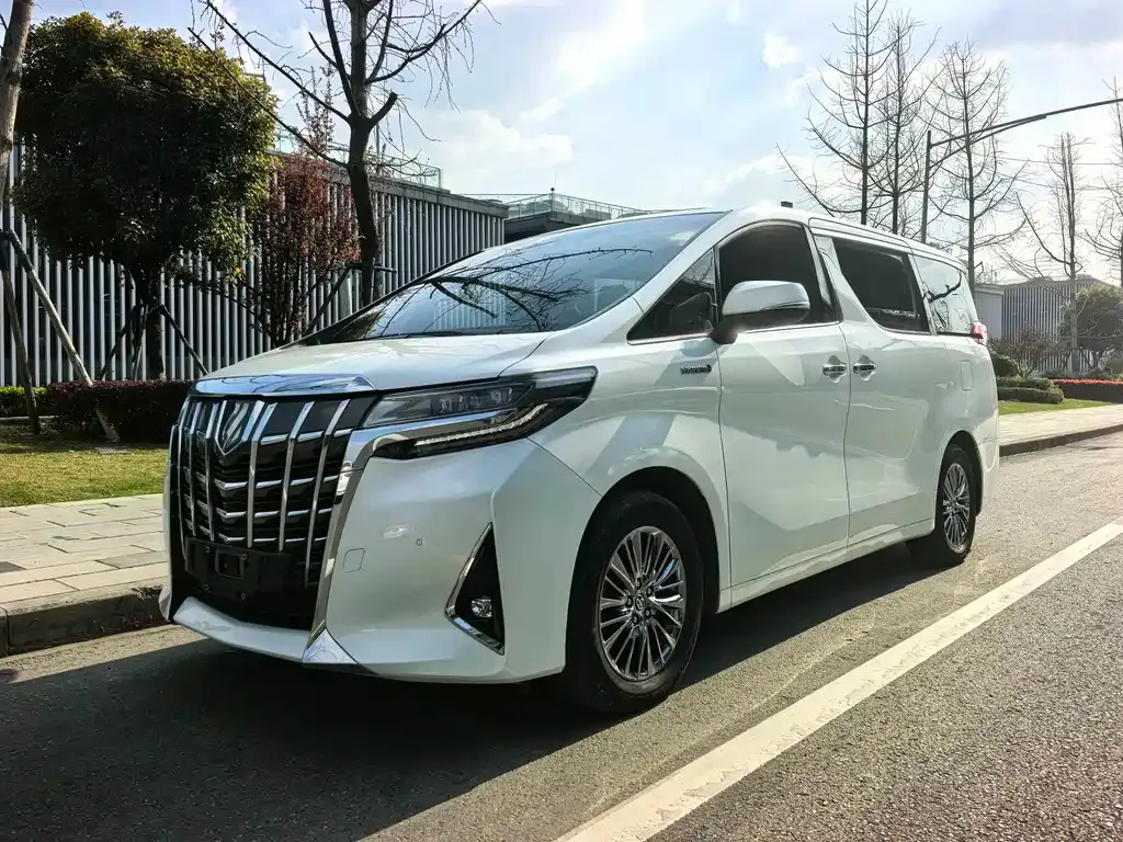 Toyota Alphard — фото 1