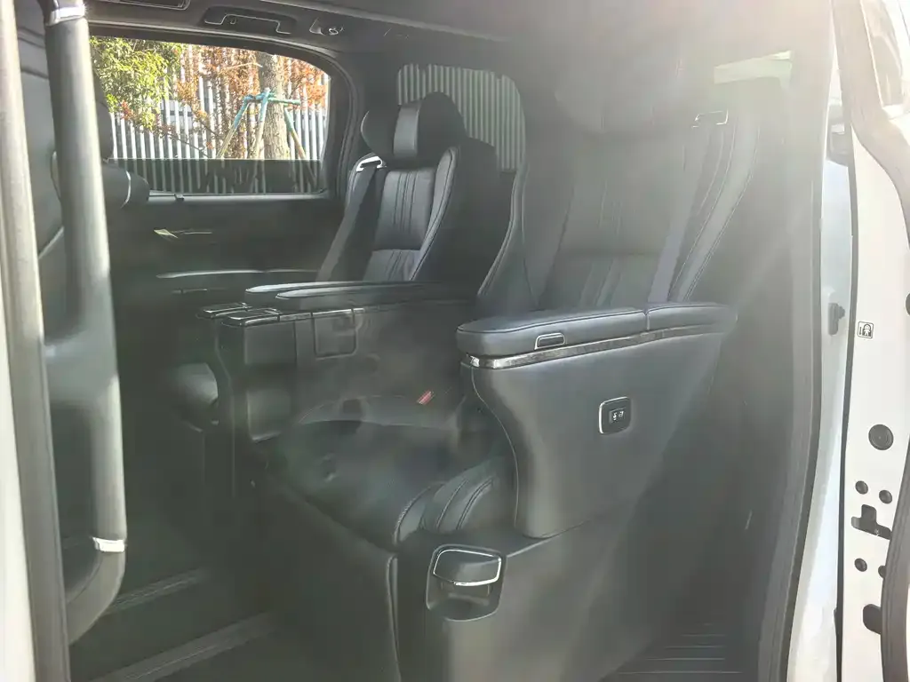 Toyota Alphard — фото 2