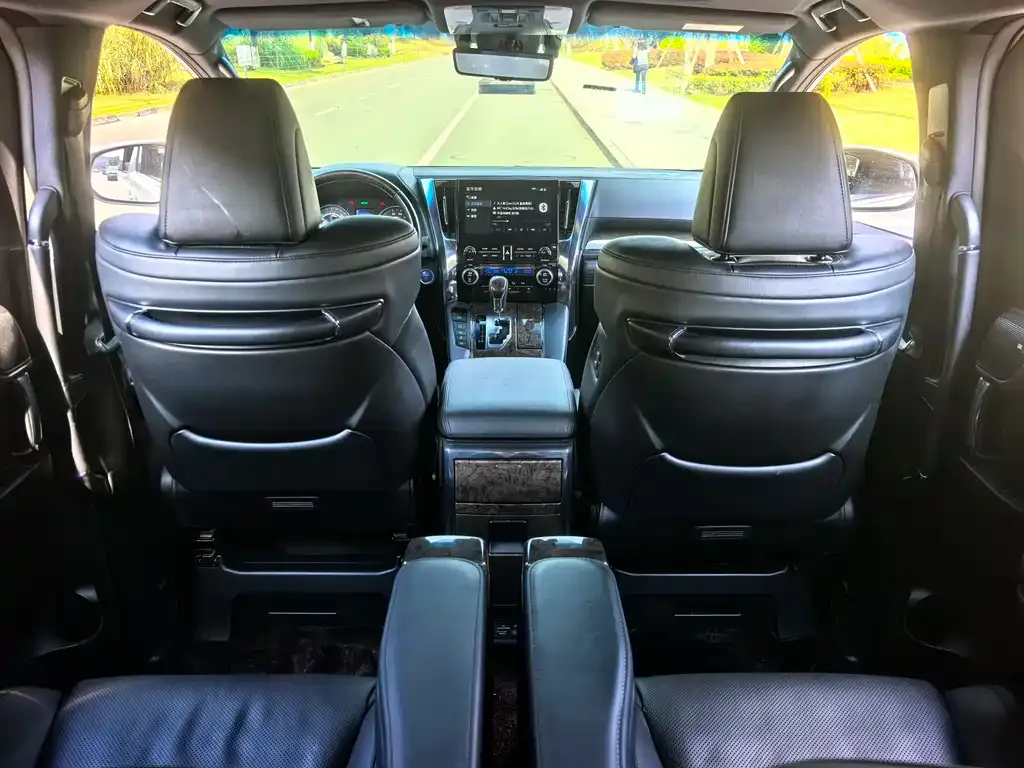 Toyota Alphard — фото 4