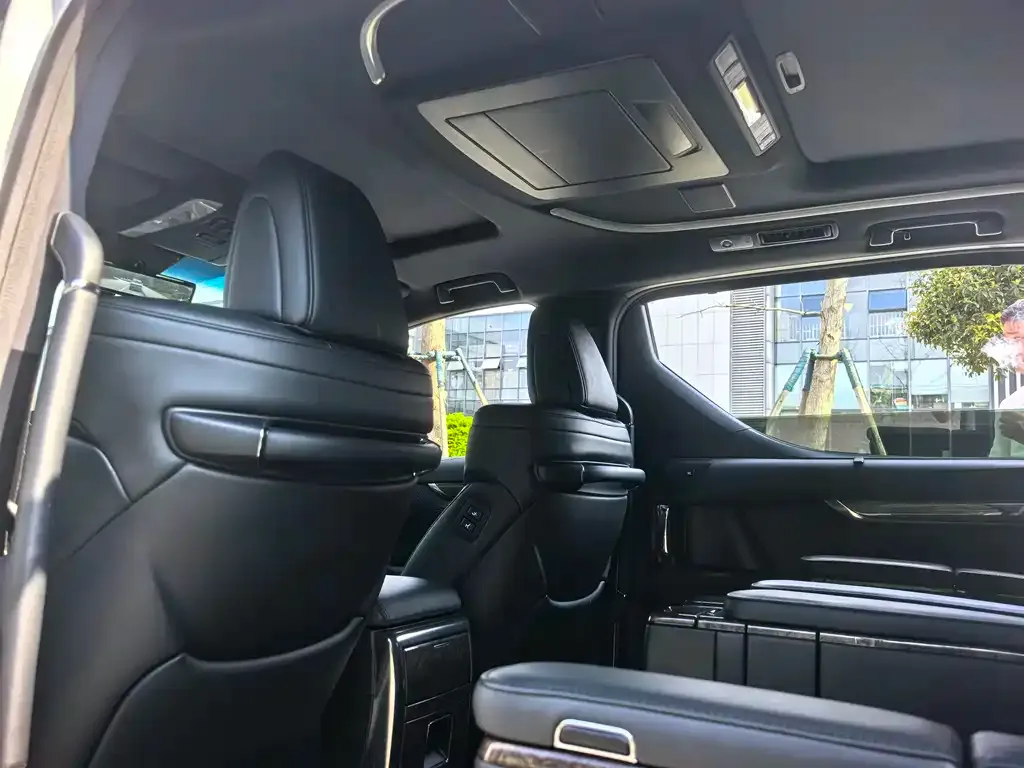 Toyota Alphard — фото 9