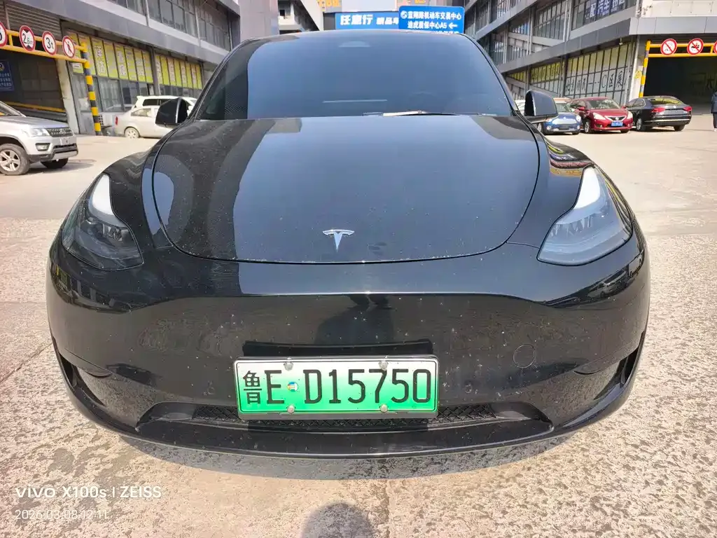 Tesla Model Y — фото 1