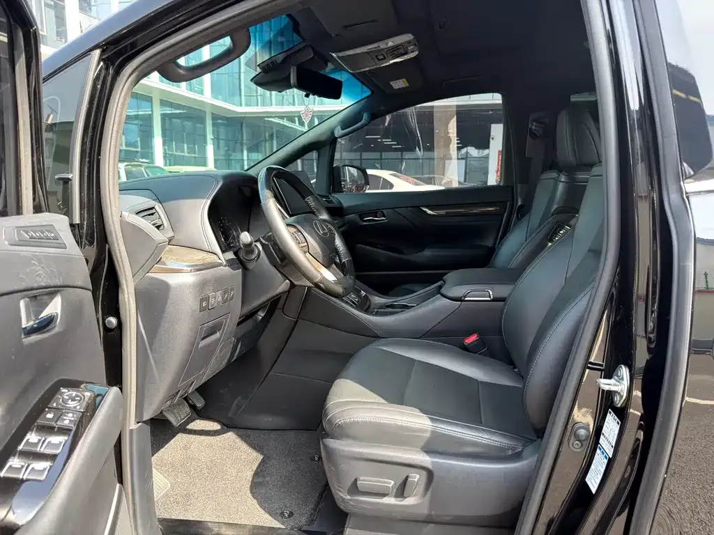 Toyota Vellfire 2023 из CN, фото 7