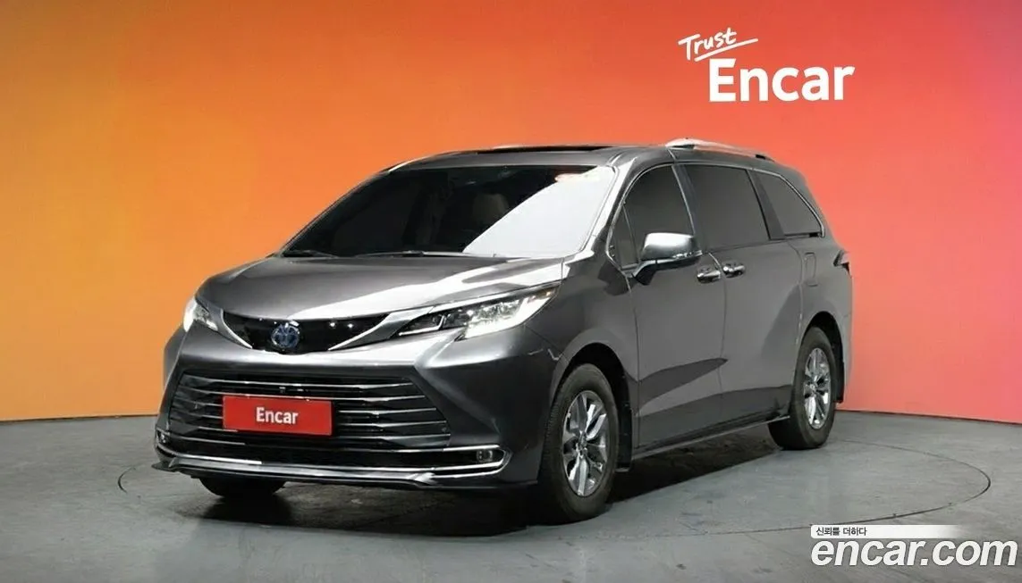 Toyota Sienna — фото 1