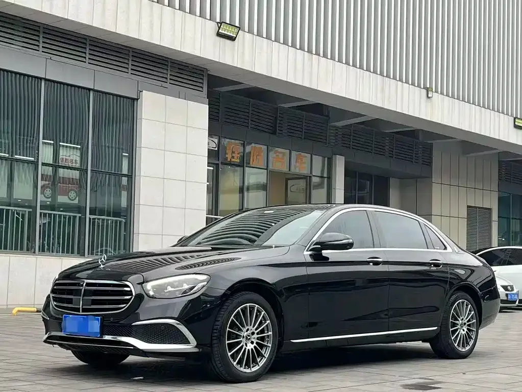 Mercedes-Benz E-Class — фото 1
