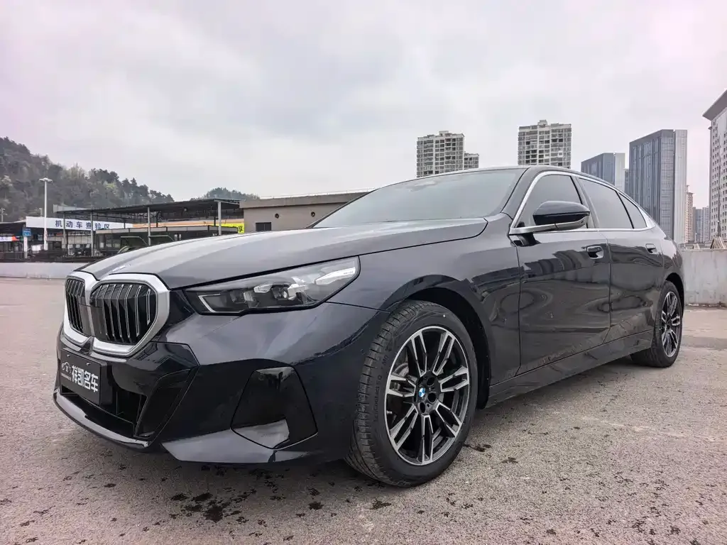 BMW 5 Series — фото 1