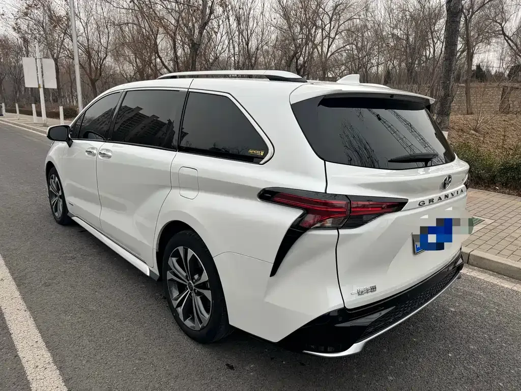 Toyota Granvia — фото 2
