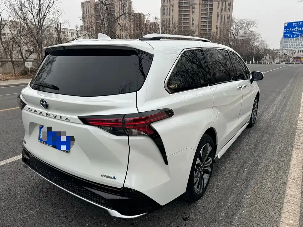 Toyota Granvia — фото 4