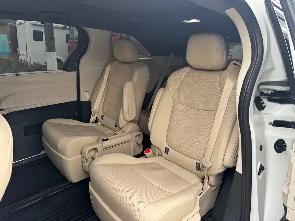 Toyota Granvia — фото 6