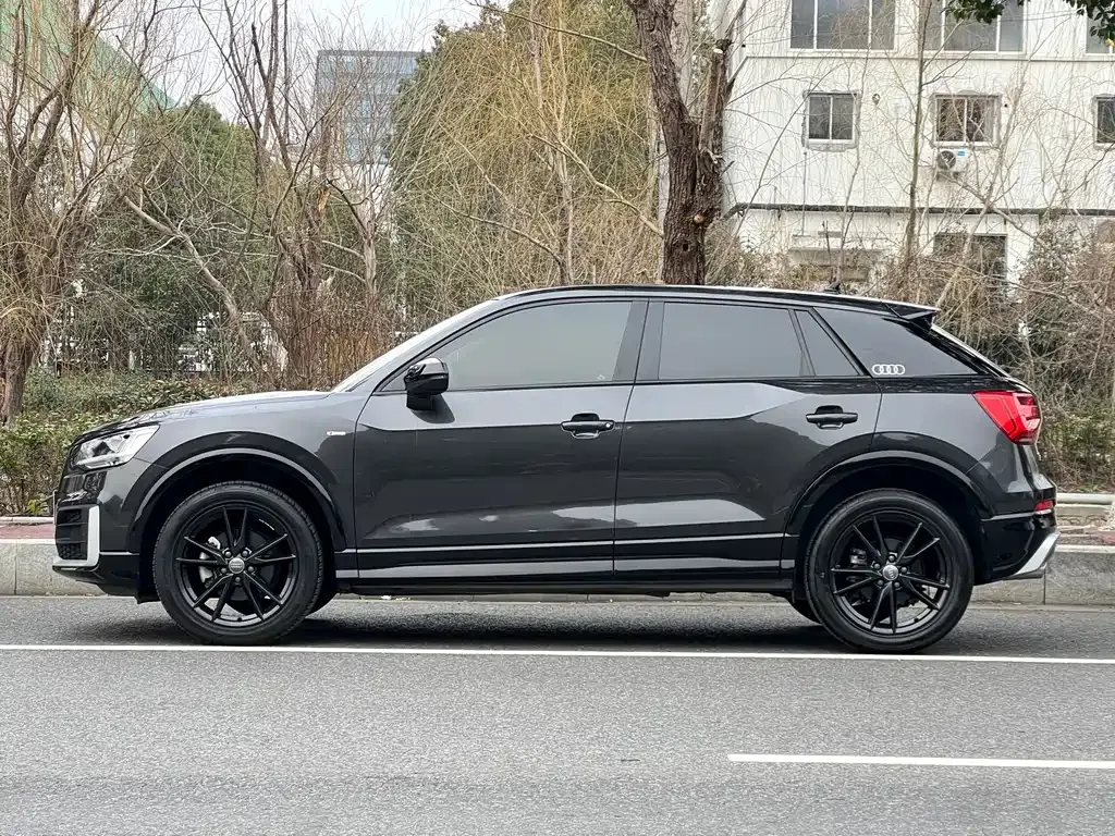 Audi Q2L — фото 10