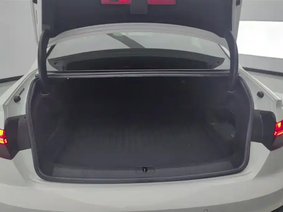 Audi A4L 2022 из CN, фото 2