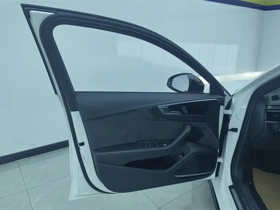 Audi A4L 2022 из CN, фото 5