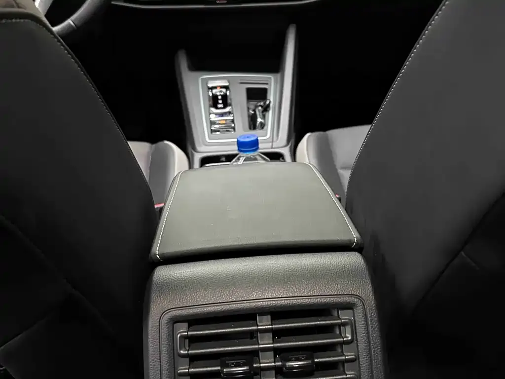 Volkswagen Golf 2024 из CN, фото 9