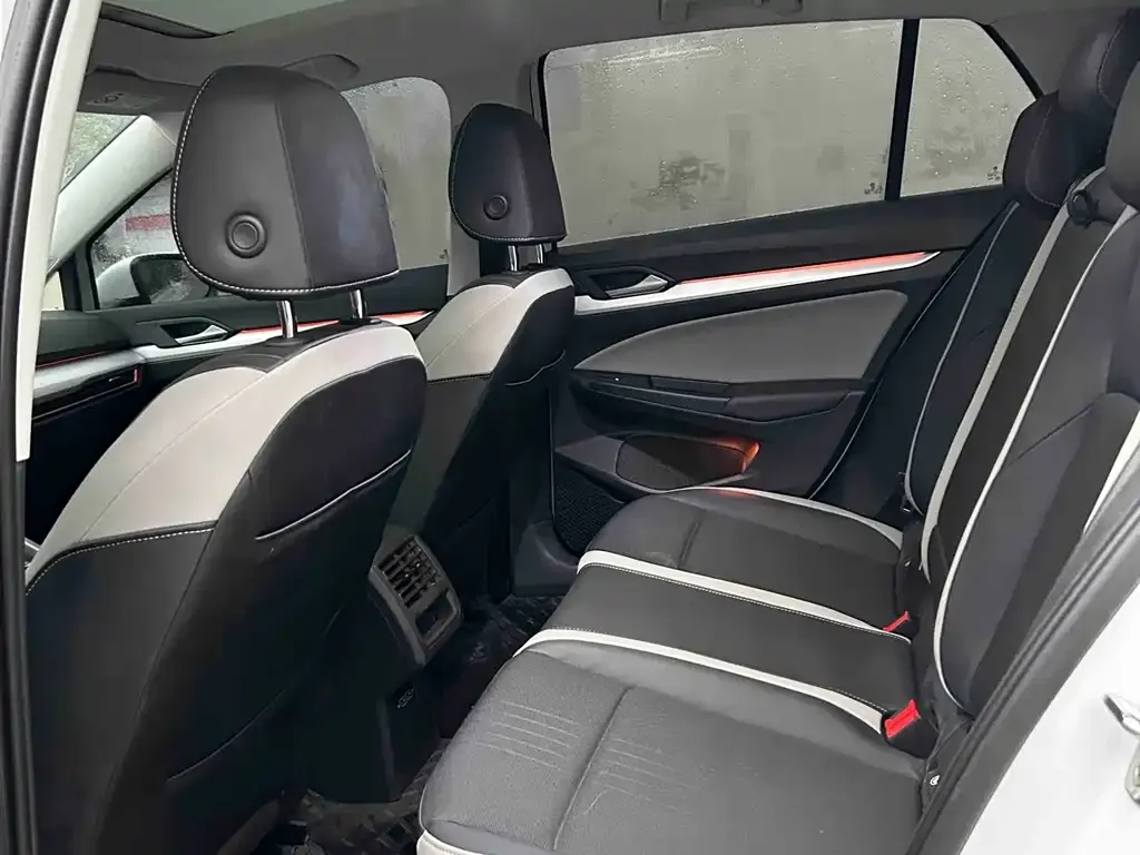 Volkswagen Golf 2024 из CN, фото 2