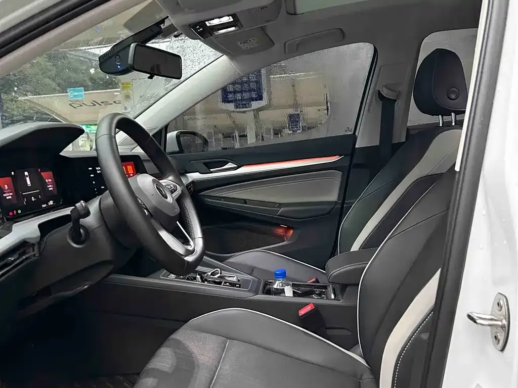 Volkswagen Golf 2024 из CN, фото 10